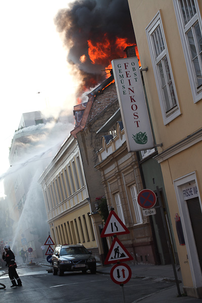 Brand - Feuer - Tivoligasse 50 - Meidling  - florian wieser _30_.jpg
