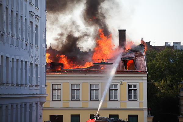 Brand - Feuer - Tivoligasse 50 - Meidling  - florian wieser _33_.jpg