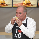 Uli Hoeneß präsentiert Fast-Food-Kreation