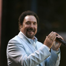 32579_tom-jones-sings-at-the-concert-for-diana.jpg