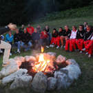oeoc_kick_off_lagerfeuer_sportler_stoss_1.jpg
