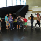 Familien besuchen Kunsthaus