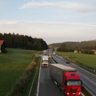 Wohnmobil stürzt auf A8 um