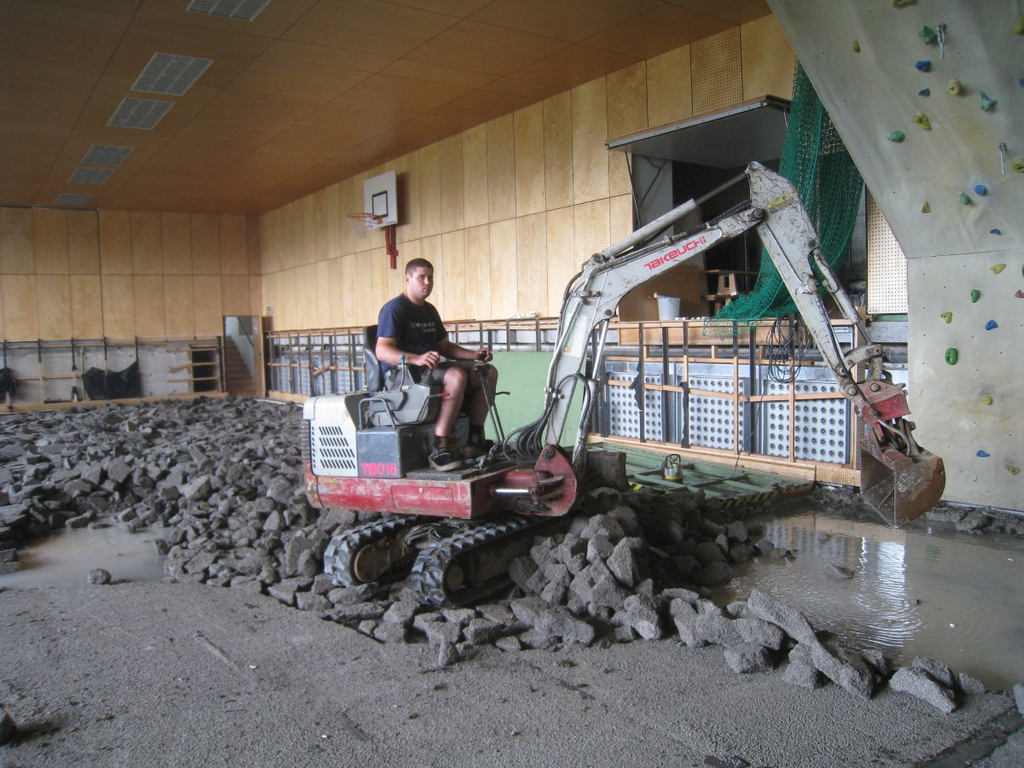 Hochwasser Mehrzweckhalle 2010 _1__jpg-1281438408
