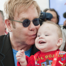 Elton John im Waisenhaus