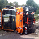 Unimog mit Anhänger ins Schleudern geraten