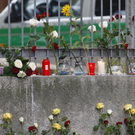 Blumen und Kerzen an der Schule