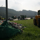Anhänger mit Müll in Kreisverkehr umgekippt