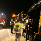 Biker kracht gegen Auto