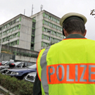 Mann schießt Polizist in Kopf und nimmt ihn als Geisel
