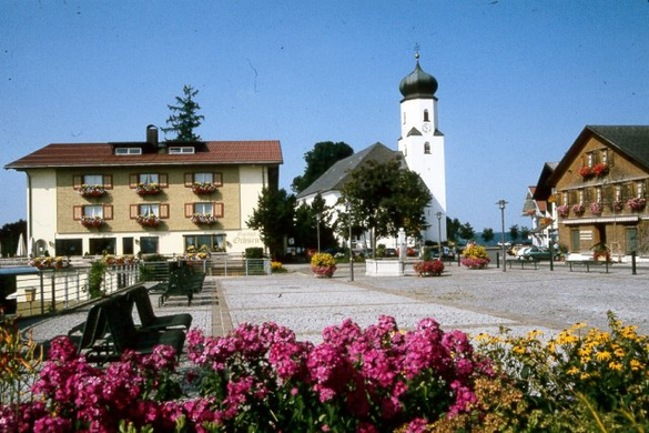 Dorfplatz-Blumen-Kirche-aus CD.jpg