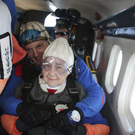 92-Jährige springt aus Flugzeug