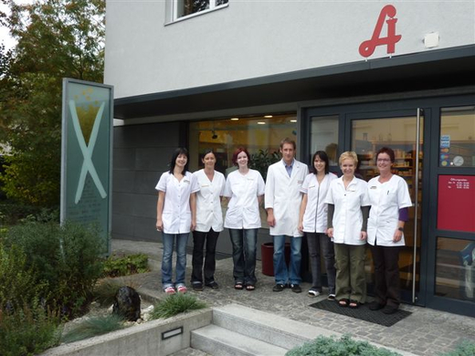 ApothekrGut mit einem Teil seines Teams.JPG
