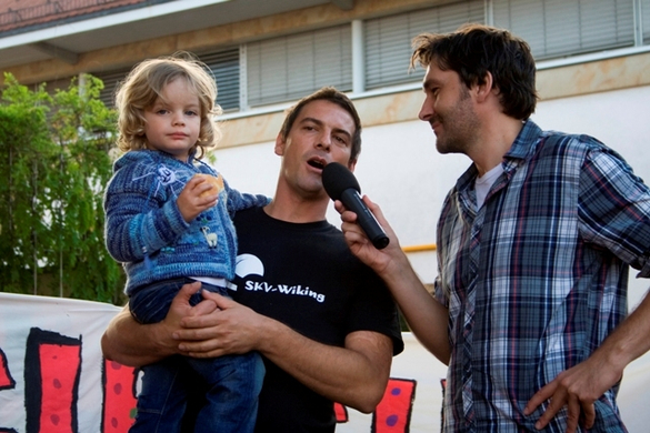 Moderator Thomas Wunderlich mit Harald Formanek-B____sch und Luis_1.JPG