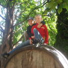 zwei kinder auf baum.jpg