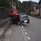 Pkw auf Bahntrasse geschleudert