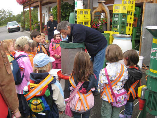 Mosten f__r Fraxner Kindergartenkinder1.jpg