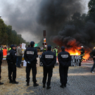 Milch-Prosteste in Paris: Bauern blockieren Champs-Elysees 