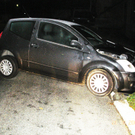 Alko-Lenker prallt gegen Betonpfosten