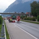 Traktor stürzt auf Autobahn