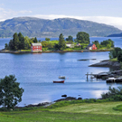 Fjordlandschaft_mit_traditionellen_H__usern.jpg