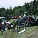 Traktor rutscht rund 100 Meter über steiles Gelände