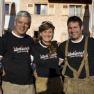 Almrauschparty in Dirndl und Lederhose