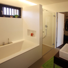 Puristische Linienführung: Ein gefaltetes Haus