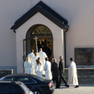 Einzug Pfarrer in Kirche 01_11_2009.JPG