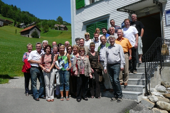 Die Lustenauer Freiheitlichen mit SVP-Pr__sident Toni Brunner und Nationalrat Martin Saxer vor dem Haus der Freiheit.JPG