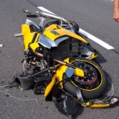 Motorrad mit Pkw kollidiert