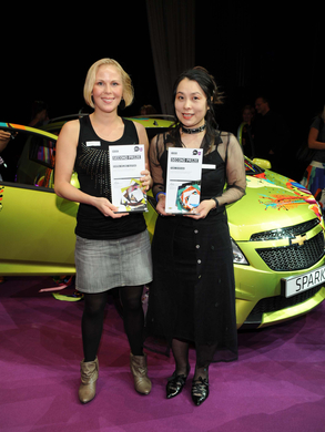 Die Studentinnen Karina Milone und Yuko Ishikawa pr__sentieren ihre gewonnenen Troph__en vor dem Chevrolet Spark.jpg