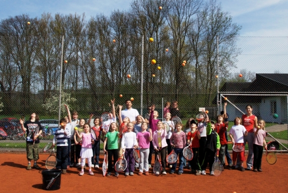 Kinder_Ball in die H__he.jpg