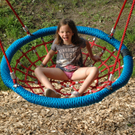 Larissa freut sich über den neuen Spielplatz. 