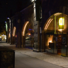 Rückseite von Loop und Gürtelbräu bei Nacht