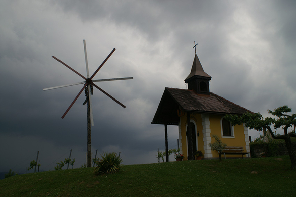 Kapelle mit Klapotetz Karnerberg.JPG