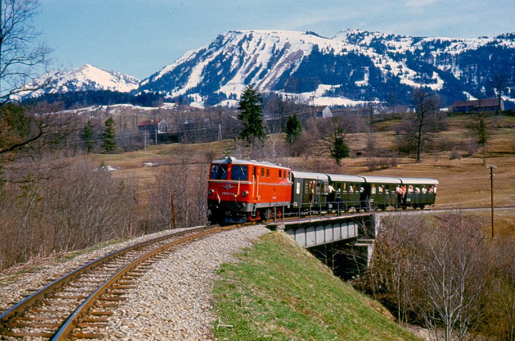 Zug auf Schmittenbachbr__cke 01_05_1973_jpg-1283855148