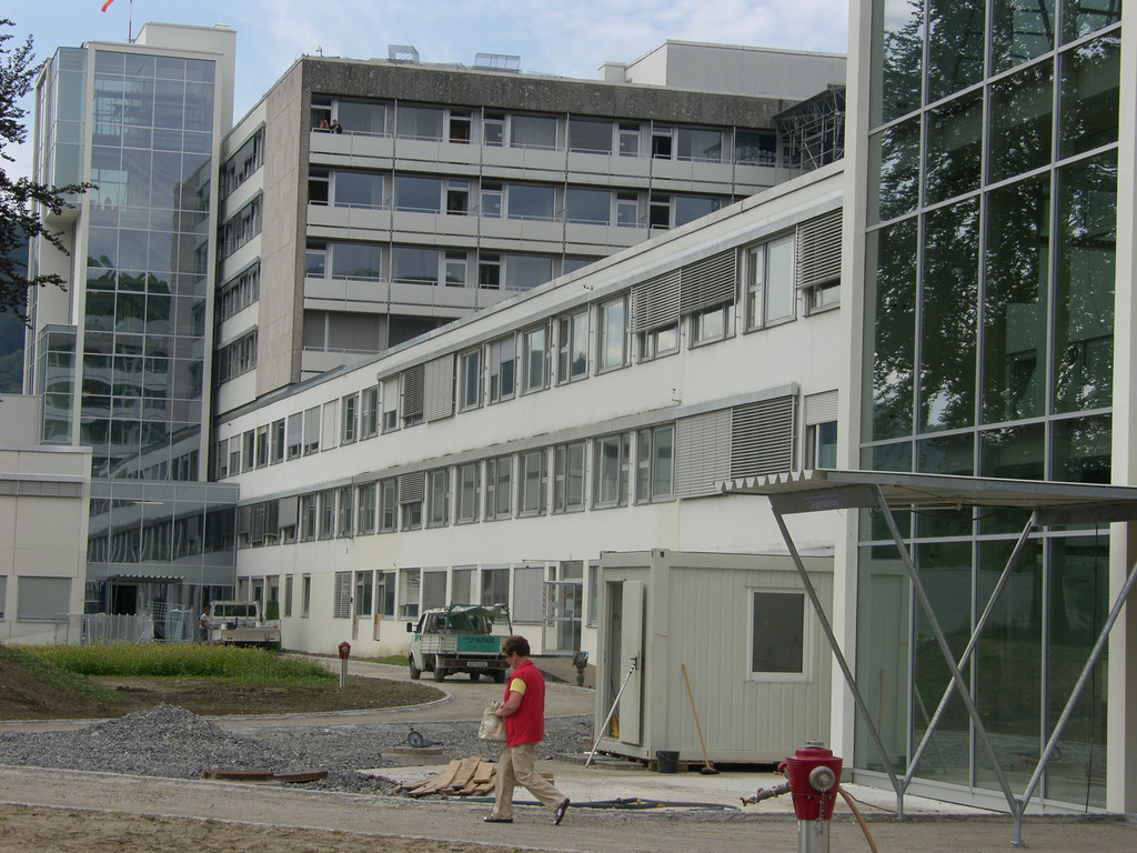 14_JPG-1284379495