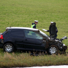 Pkw fliegt von der Straße
