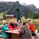 Gem__tlich ists auf der Terasse vom Alpengasthof Gamerdona_JPG-1285065882