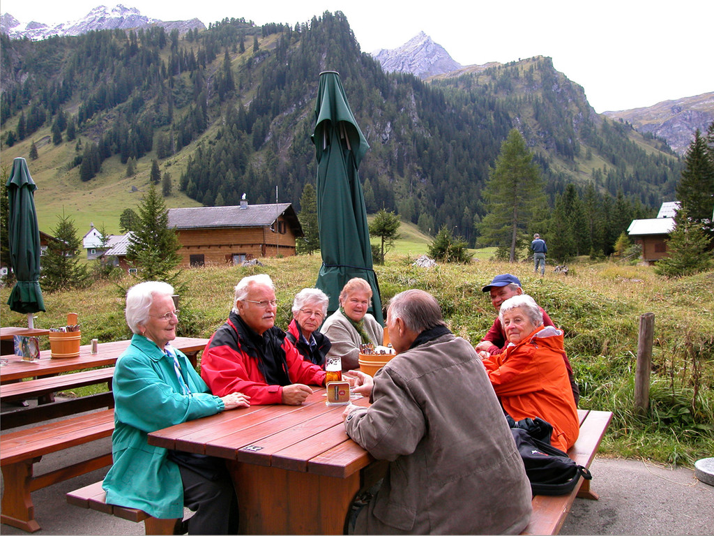 Gem__tlich ists auf der Terasse vom Alpengasthof Gamerdona_JPG-1285065882