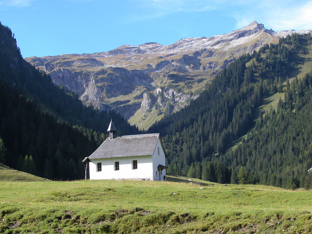 Rochuskapelle mit Naafkopf und Bettlerjoch_JPG-1285066092