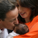 David und Samantha Cameron präsentieren stolz ihren Nachwuchs