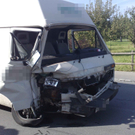 Kleintransporter kracht in Mauer 