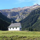 Rochuskapelle mit Naafkopf und Bettlerjoch