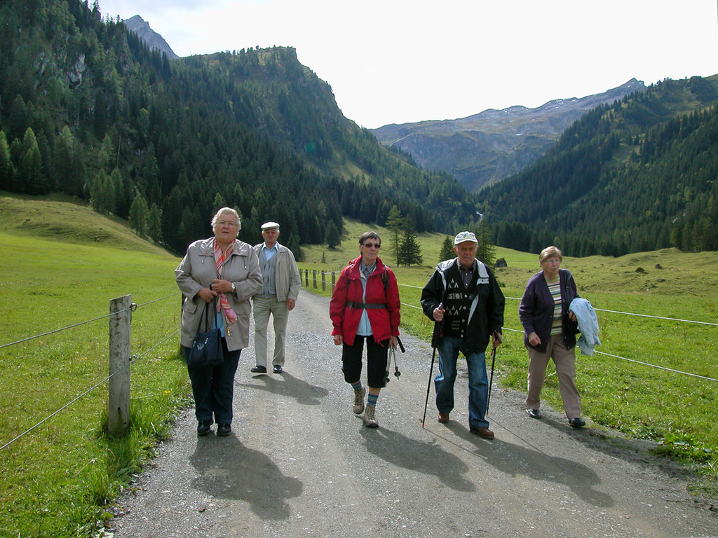 Wandergruppe am Rückweg vom Stüber Fall