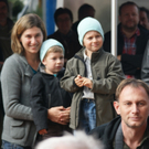 2 Buben mit Mutter_JPG-1286107911