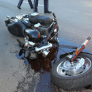 Motorradfahrer prallt in Dornbirn in Gartenmauer 