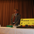 Buchverkauf mit Scheck Kirchenwein.JPG
