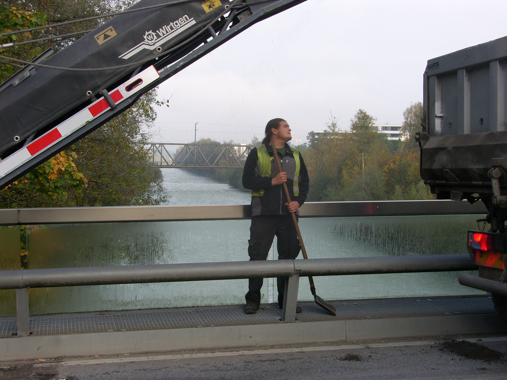 SH104645_JPG-1287049415